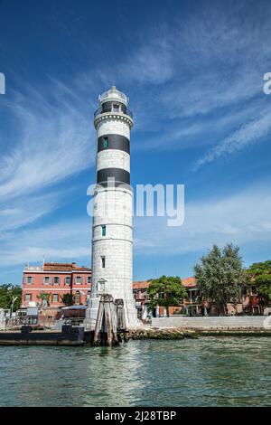 Venise, Italie - 1 juillet 2021: Vue sur le phare de Murano, l'île de venise avec l'industrie historique de soufflage de verre. Banque D'Images