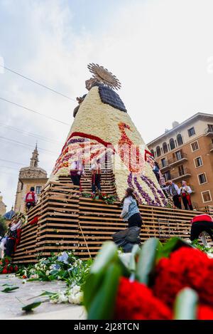 Valence, espagne - 18 mars 2022: Fallouas livrer des bouquets de fleurs pour le manteau de la Virgen de los Desamparados pendant les festivités à hono Banque D'Images