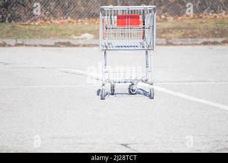 Un ancien chariot de métal abandonné Rusty laissé à l'extérieur dans le parking Banque D'Images