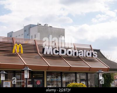Restaurant McDonald's dans un quartier urbain près des appartements résidentiels, le détail de l'enseigne du bâtiment McDonalds vue frontale, banlieue, centre-ville, vie urbaine, Cracovie Banque D'Images