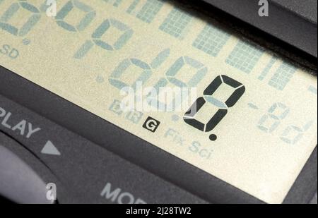 Numéro 0 sur une calculatrice scientifique simple écran LCD appareil électronique, objet macro, détail, très gros plan. Symbole de zéro chiffre, rien, aucun Banque D'Images