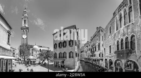 Venise, Italie - 2 juillet 2021 : place médiévale dans le quartier de San Marco avec canal, les gens appréciant l'été et la ville historique de Venise, Italie. Banque D'Images