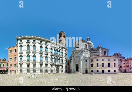 Venise, Italie - 2 juillet 2021 : vue sur l'église San Geremia (Chiesa di San Geremia) sur la place San Geremia (campo San Geremia), située dans la sestière de Banque D'Images