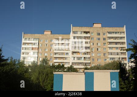 Bâtiment en ville. Développement urbain. Maison à plusieurs étages en Russie. Balcons et fenêtres. Banque D'Images