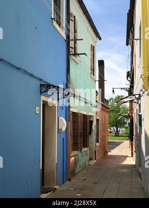 Burano, Italie - 5 juillet 2021 : maisons pittoresques et colorées sur l'île vénitienne de Burano, Venise, Italie. Banque D'Images