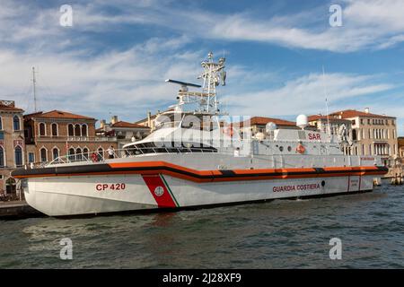 Venise, Italie - 5 juillet 2021 : navire de garde à Venise, Italie prêt pour un départ d'urgence à l'embarcadère de Venise, Italie. Banque D'Images