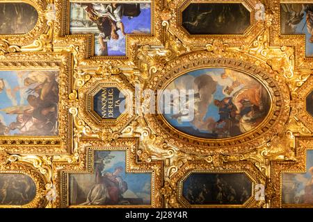 Venise, Italie - 7 juillet 2021 : la chambre du grand conseil au Palais des Doges avec touriste. Détail plafond. Banque D'Images