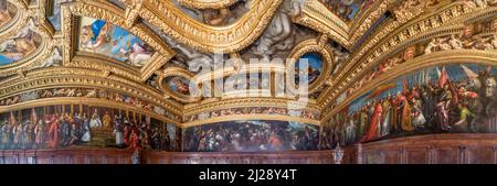 Venise, Italie - 7 juillet 2021 : la chambre du grand conseil au Palais des Doges avec touriste. Détail plafond. Banque D'Images