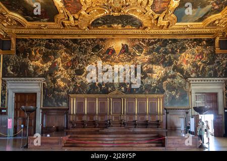 Venise, Italie - 7 juillet 2021 : la chambre du grand conseil au Palais des Doges avec touriste. Détail plafond. Banque D'Images