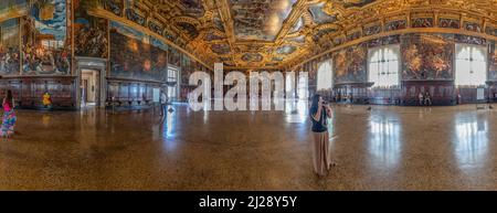 Venise, Italie - 7 juillet 2021 : la chambre du grand conseil au Palais des Doges avec touriste. Détail plafond. Banque D'Images