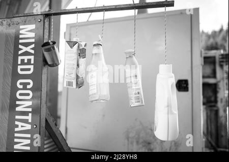 Un mobile composé de récipients mixtes à recycler. À une station de transfert de déchets, à une décharge à ordures. Photo en noir et blanc. Banque D'Images