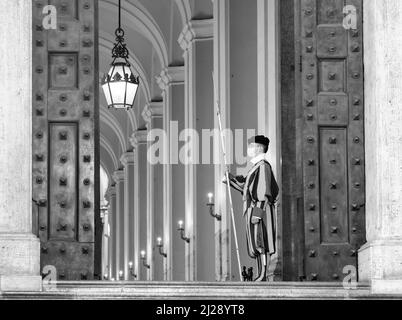 Rome, Italie - 2 août 2021 : soldats de la Garde suisse pontificale se tenant à côté de la place Saint-Pierre au Vatican. Banque D'Images