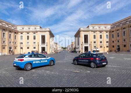 Rome, Italie - 2 août 2021 : la police fait attention à la place Saint-Pierre du Vatican. En raison de Corona, il y a juste une vue des voyageurs qui visitent le Banque D'Images