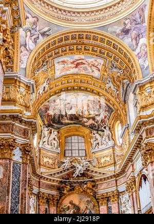 Rome, Italie - 4 août 2021 : intérieur dans l'église Chiesa di San Carlo al Corso à Rome, Italie. Banque D'Images