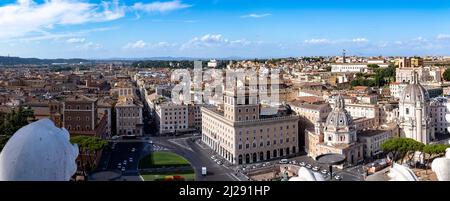 Rome, Italie - 5 août 2021 : vue panoramique depuis le monument national Victor Emmanuel II jusqu'à l'horizon de Rome. Banque D'Images