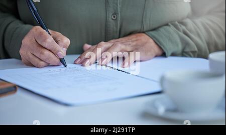 Préparez-vous à l'inattendu. Photo d'un homme d'affaires méconnaissable qui passe par la paperasse au travail. Banque D'Images