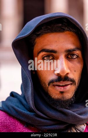 Portrait d'Un jeune homme bédouin, Pétra, Jordanie, Asie. Banque D'Images