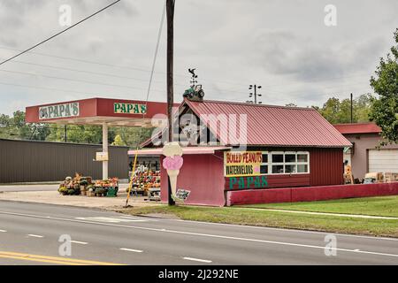 Pappa's en bord de route ferme magasin ou porte-fruits ou petit magasin de campagne à Brantley Alabama, les États-Unis ruraux. Banque D'Images