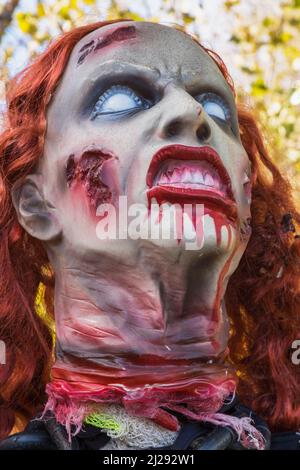 Gros plan du masque en caoutchouc zombie féminin à Halloweeen. Banque D'Images