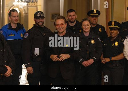 Bono, un chanteur-compositeur irlandais, rencontre des membres de la police du Capitole lors de sa visite à Capitol Hill le 30 mars 2022 à Washington D.C., U.S. Credit: Aaron Schwartz/CNP Banque D'Images