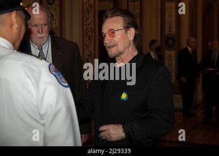 Bono, un chanteur-compositeur irlandais, rencontre des membres de la police du Capitole lors de sa visite à Capitol Hill le 30 mars 2022 à Washington D.C., U.S. Credit: Aaron Schwartz/CNP Banque D'Images