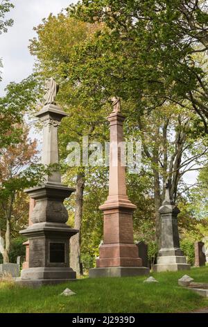 Pierres tombales au cimetière notre Dame des Neiges sur le mont Royal au début de l'automne, Montréal, Québec, Canada. Banque D'Images