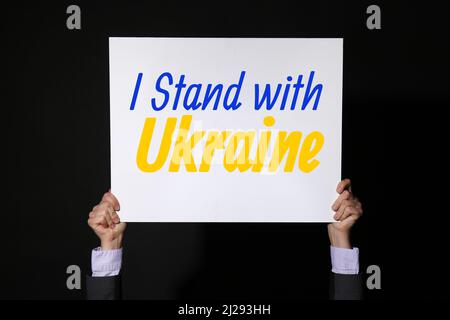 Porte-étiquette avec texte, je ME TIENS DEBOUT AVEC L'UKRAINE sur fond noir Banque D'Images