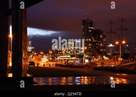 Gdynia, Pologne - 7 octobre 2019 : photo nocturne colorée de la ville côtière de Gdynia, Pologne. Banque D'Images