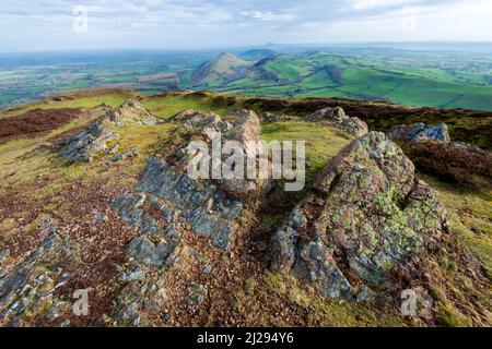 Au lever du soleil, au début du printemps, en regardant vers le nord-est, sur des pinnacles dentelées d'affleurements rocheux, depuis le sommet de l'ancien site de la colline. Banque D'Images