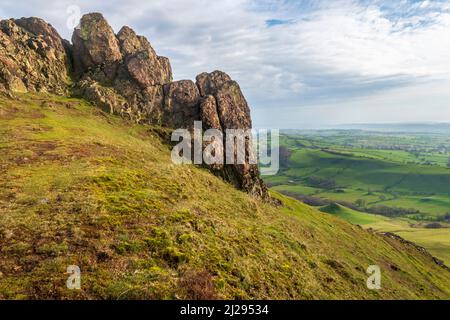 Immenses rochers surplombant la campagne du Shropshire au lever du soleil, paysage rocheux et collines couvertes d'herbe, paysages spectaculaires depuis le sommet d'une colline venteuse. Banque D'Images