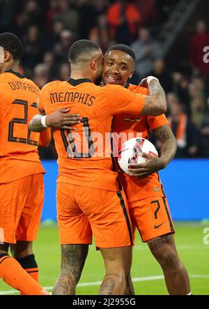 Steven Bergwijn des pays-Bas fête 1-1 avec Memphis Depay pendant friendly Match pays-Bas contre Allemagne le 29 mars 2022 à la Johan Cruijff Arena à Amsterdam, pays-Bas crédit: SCS/Soenar Chamid/AFLO/Alamy Live News Banque D'Images