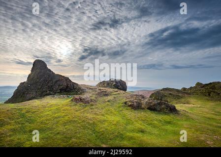 Ciel spectaculaire au lever du soleil, surplombant la campagne du Shropshire, dentelé, couvert de mousse pinacles sur le bord du sommet. Banque D'Images