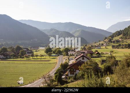 Photo de Ljubno ob savinji vu d'en haut en Slovénie, un village rural européen typique. Ljubno ob Savinji est la plus grande ville et le centre du Th Banque D'Images