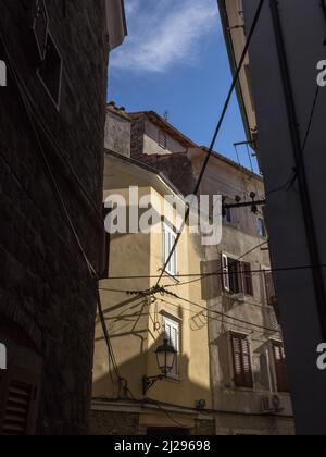 Photo d'une petite rue médiévale du centre historique de Piran Slovénie.Piran est une ville dans le sud-ouest de la Slovénie sur le golfe de Piran sur l'A Banque D'Images