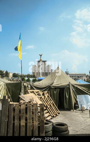 Photo des barricades face à l'hôtel ukrayina et le monument à la colonne indépendante après la révolution Maidan de 2014. Euromaidan était une vague de ddem Banque D'Images