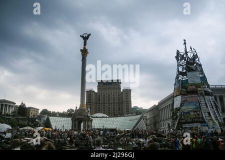 Photo des barricades face à l'hôtel ukrayina et le monument à la colonne indépendante après la révolution Maidan de 2014. Euromaidan était une vague de ddem Banque D'Images