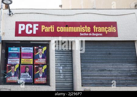 Photo du bureau local du parti communiste français, ou Parti communiste français, à bergerac, avec des affiches du candidat communiste pour le Banque D'Images