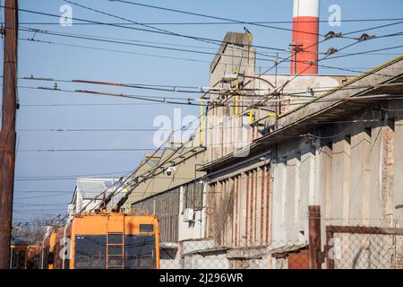 Photo d'une ligne de caténaires à partir d'une ligne de trolleybus. Un trolleybus est un bus électrique qui tire l'alimentation de deux fils aériens (généralement suspendus à Banque D'Images