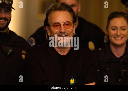 Bono, un chanteur-compositeur irlandais, rencontre des membres de la police du Capitole lors de sa visite à Capitol Hill le 30 mars 2022 à Washington D.C, U.SCredit: Aaron Schwartz/CNP/MediaPunch Banque D'Images