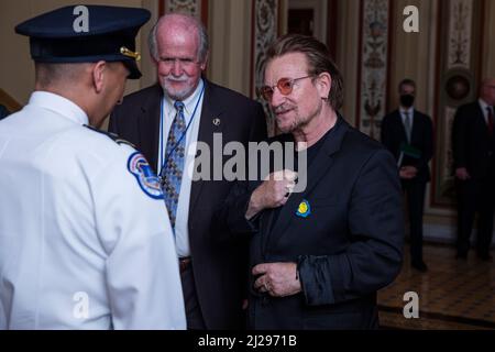 Bono, un chanteur-compositeur irlandais, rencontre des membres de la police du Capitole lors de sa visite à Capitol Hill le 30 mars 2022 à Washington D.C, U.SCredit: Aaron Schwartz/CNP/MediaPunch Banque D'Images