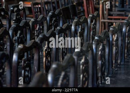 Gros plan des rangées de tabourets en acajou à vendre dans le magasin de meubles en acajou Banque D'Images