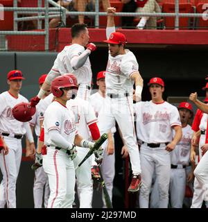 Columbus, Ohio, États-Unis. 30th mars 2022. L'infielant Zach Dezenzo (4) de l'État de l'Ohio célèbre sa course à domicile avec l'outfielder Joey Aden (1) de l'État de l'Ohio dans leur jeu à Columbus, Ohio. Brent Clark/CSM/Alamy Live News Banque D'Images