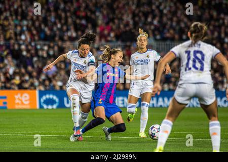 Barcelone, Espagne. 30th mars 2022. Caroline Graham Hansen (C) du FC Barcelone, Ivana Andres (L) et Claudia Zornoza (R2) du Real Madrid vu en action pendant le match de la Ligue des champions des femmes de l'UEFA entre le FC Barcelone Femeni et le Real Madrid Femenino au Camp Nou.final score; FC Barcelone Femeni 5:2 Real Madrid Femenino crédit: SOPA Images Limited/Alamy Live News Banque D'Images