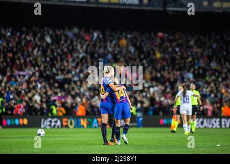 Barcelone, Espagne. 30th mars 2022. Aitana Bonmati (R) et Fridolina Rolfo (L) du FC Barcelone célèbrent la victoire après le match de l'UEFA Women's Champions League entre le FC Barcelona Femeni et le Real Madrid Femenino au Camp Nou. Note finale; FC Barcelona Femeni 5:2 Real Madrid Femenino (photo de Thiago Prudencio/SOPA Images/Sipa USA) crédit: SIPA USA/Alay Live News Banque D'Images