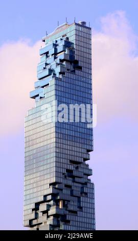 King Power Mahanakhon, anciennement connu sous le nom de MahaNakhon, un gratte-ciel à usage mixte dans le quartier d'affaires central de Silom/Sathon à Bangkok, en Thaïlande, en Asie. Banque D'Images