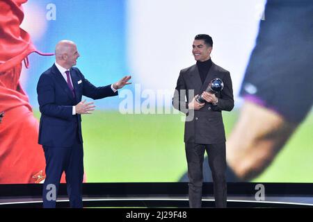 ZURICH, SUISSE - JANVIER 17 : le président de la FIFA, Gianni Infantino, remet le prix spécial du meilleur Homme de la FIFA à Cristiano Ronaldo lors du prix du meilleur football de la FIFA 2021, le 17 janvier 2022 à Zurich, en Suisse. EDITORIAL UNIQUEMENT ! (Photo par Harold Cunningham/FIFA/via Kolvenbach) Banque D'Images