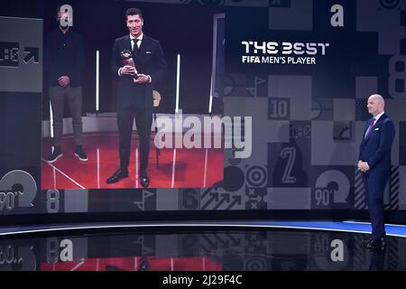 ZURICH, SUISSE - JANVIER 17 : le président de la FIFA, Gianni Infantino, s'entretient avec le meilleur joueur 2021 de la FIFA, Robert Lewandowski, lors des Best FIFA football Awards 2021, le 17 janvier 2022 à Zurich, en Suisse. EDITORIAL UNIQUEMENT ! (Photo par Harold Cunningham/FIFA/via Kolvenbach) Banque D'Images