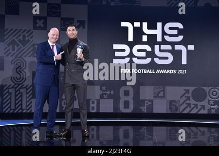 ZURICH, SUISSE - JANVIER 17 : le président de la FIFA, Gianni Infantino, remet le prix spécial du meilleur Homme de la FIFA à Cristiano Ronaldo lors du prix du meilleur football de la FIFA 2021, le 17 janvier 2022 à Zurich, en Suisse. EDITORIAL UNIQUEMENT ! (Photo par Harold Cunningham/FIFA/via Kolvenbach) Banque D'Images