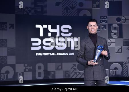 ZURICH, SUISSE - JANVIER 17 : Cristiano Ronaldo, lauréat du prix spécial de la FIFA pour les meilleurs hommes, lors des meilleurs FIFA football Awards 2021, le 17 janvier 2022 à Zurich, en Suisse. EDITORIAL UNIQUEMENT ! (Photo par Harold Cunningham/FIFA/via Kolvenbach) Banque D'Images