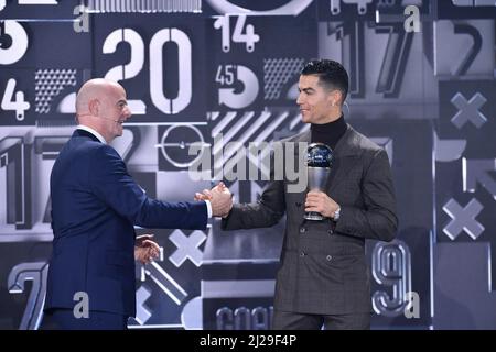 ZURICH, SUISSE - JANVIER 17 : le président de la FIFA, Gianni Infantino, remet le prix spécial du meilleur Homme de la FIFA à Cristiano Ronaldo lors du prix du meilleur football de la FIFA 2021, le 17 janvier 2022 à Zurich, en Suisse. EDITORIAL UNIQUEMENT ! (Photo par Harold Cunningham/FIFA/via Kolvenbach) Banque D'Images